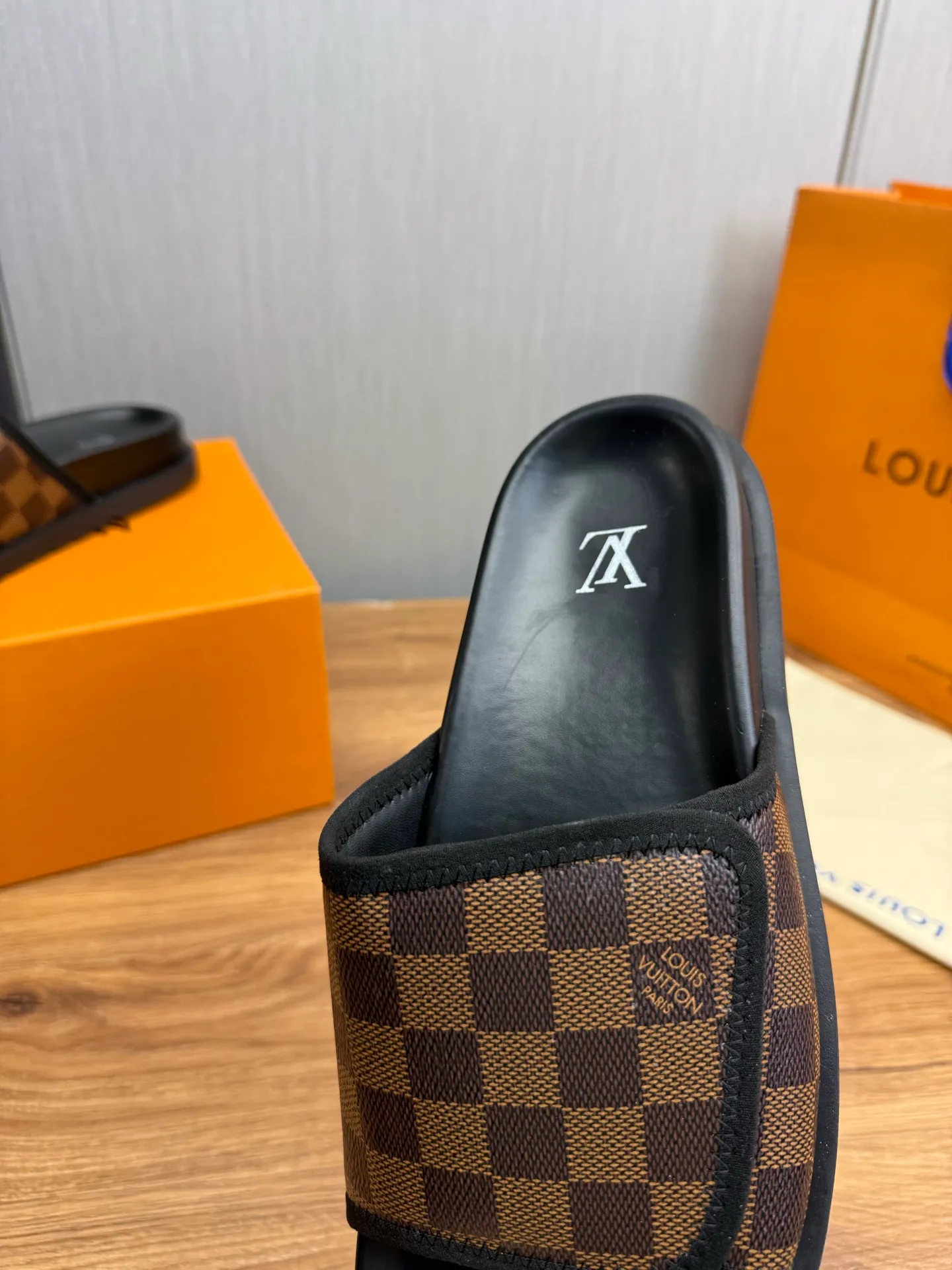 Men's shoes 💰340💰 ▪️LV's popular Little Red Book popular slippers hot sale: 1 shipment✅ Super textured and comfortable slippers, original TPU outsole. Authentic counter box drawer box packaging 🎁Size 38-45